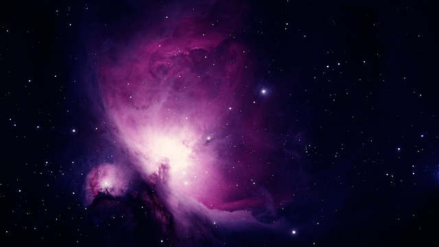 O espaço em cor preta com uma mancha rosa e estrelas