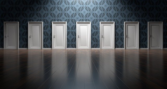 Decisão: Como Você Aprende a Tomar Decisões na Vida? várias portas brancas