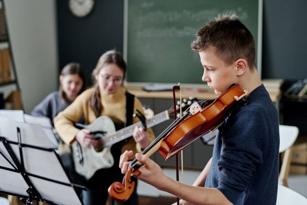 exercício mental 3 crianças tocando