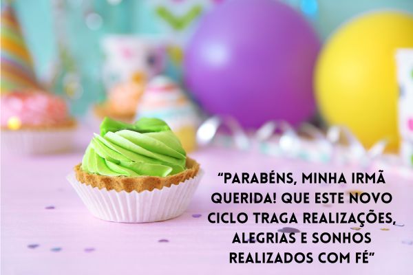 imagem de um doce verde com fundo bola de bexiga lilás e amarelo com uma frase de parabéns para a irmã
