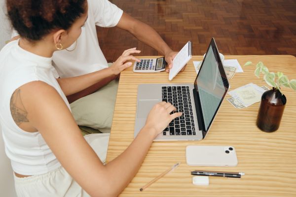casais finanças casal de frente com computador e calculadora sentados numa mesa