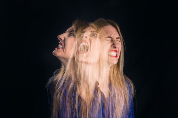 como lidar com a insegurança imagem de uma mulher brava e irritada