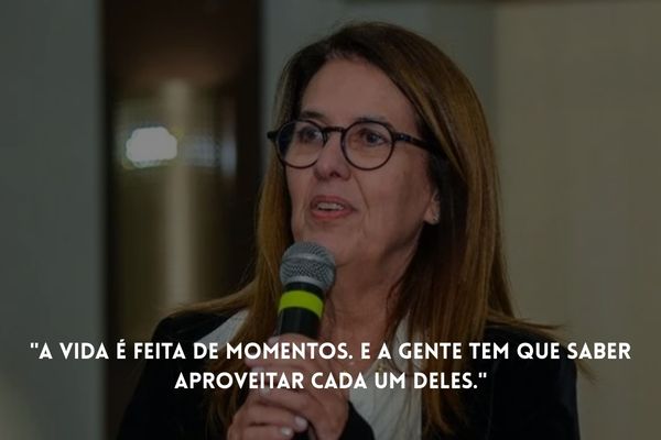 frase de artha medeiros marta medeiros com microfone na mão e uma frase