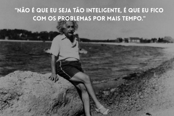 albert enstein sentado na pedra de frente para o lago