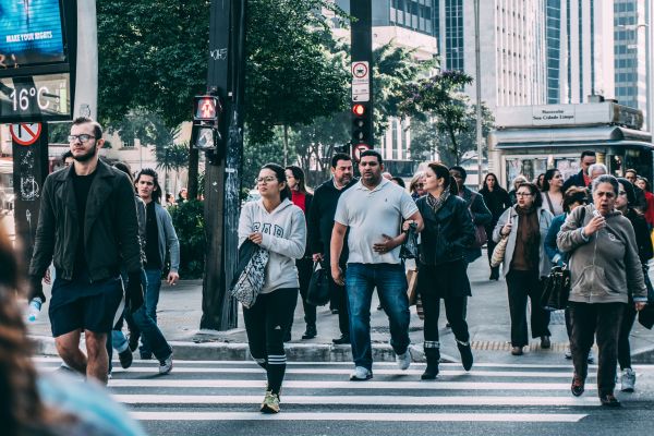 psicologia social pessoas atravessando a rua