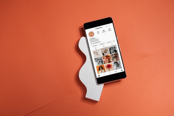 síndrome de penélope imagem com fundo abóbora com um celular no instagram