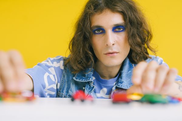 síndrome de peter pan homem com olhos pintados com carrinho de brinquedo