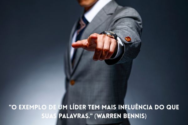 frases sobre influencia homem de terno apotando o dedo