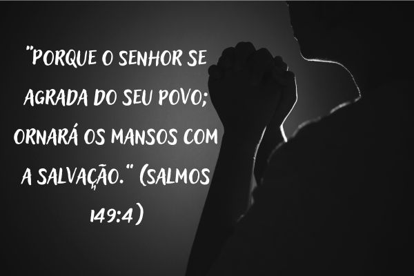 pessoa rezando no escuro