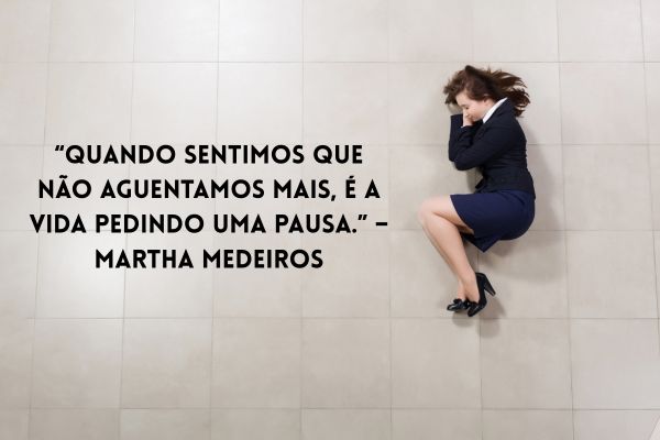 cansado de tudo mulher deitada no chão