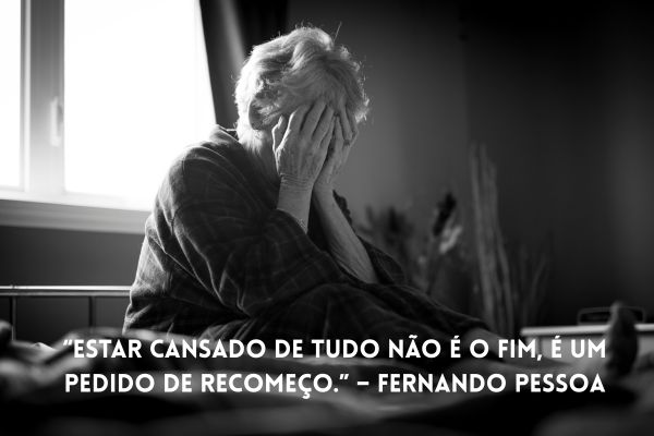 cansado de tudo mulher mais velha com 2 mãos no rosto