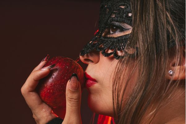 como vencer o vício mulher com máscara segurando maçã