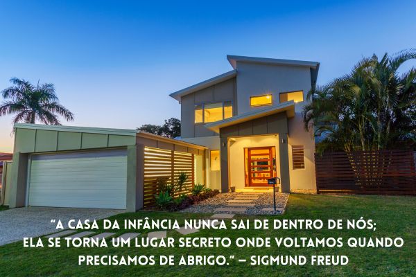 um casa com gramado e garagem e arvore de côco