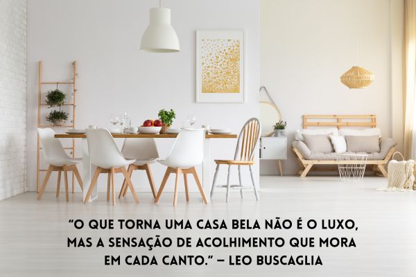 mesa com 5 cadeiras e um sofá com duas luminárias e paredes brancas com um quadro amarelo e duas plantas no canto