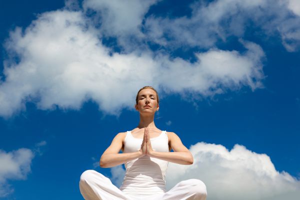 meditação joe dispenza mulher sentada meditando