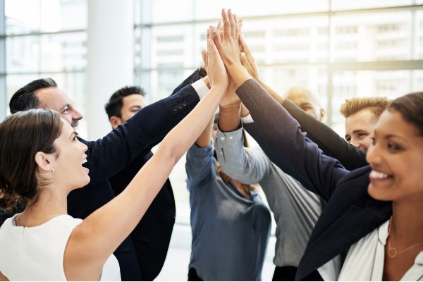 motivação 7 pessoas encostando uma mão na outra mão de outra pessoa no alto