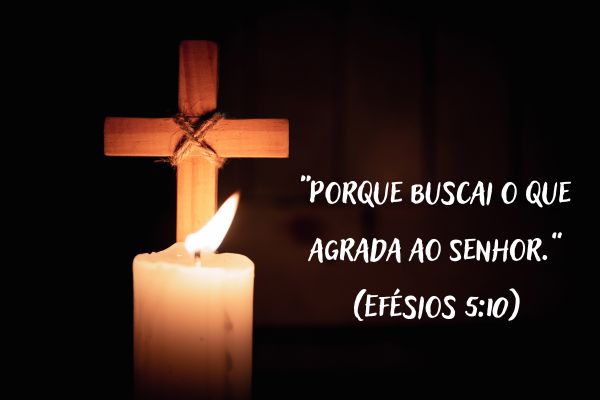 uma cruz com vela acesa