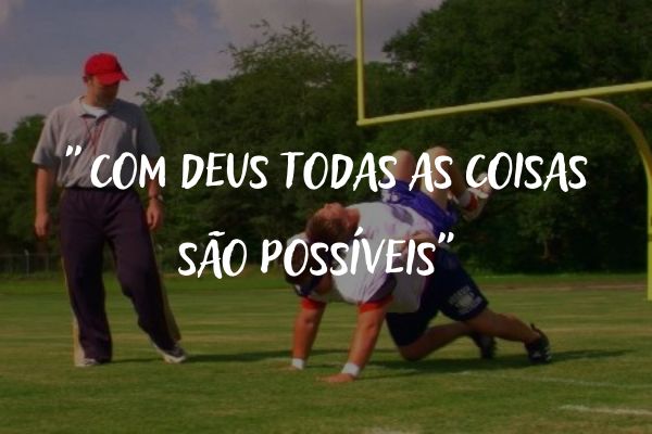 DESAFIANDO GIGANTES treinador e um garoto levando outro nas costas