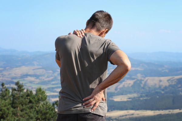 beneficios do sexo homem colocando mão nas costas represetnando benefícios do sexo