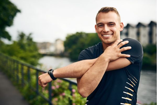 benefícios do sexo homem esticando braço sorrindo representando benefícios do sexo