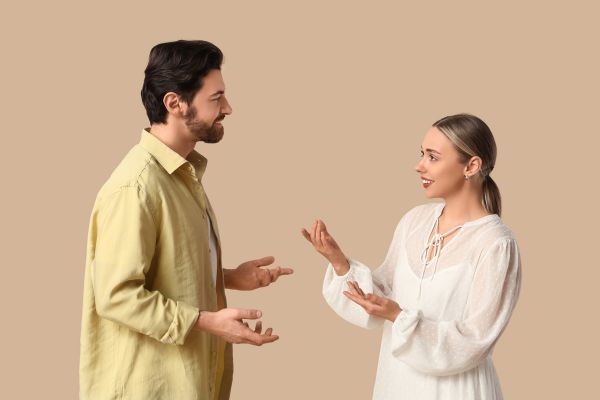 como ter relacionamento duradouro casal em pé dialogando com sorrisorepresentando relacionamento feliz