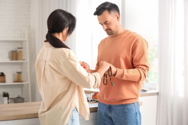 como ter relacionamento duradouro casal em pé de mãos dadas rezando