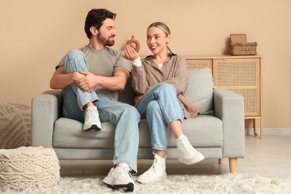 como ter relacionamento duradouro homem e mulher sentado sorrindo representando como ter um relacionamento duradouro