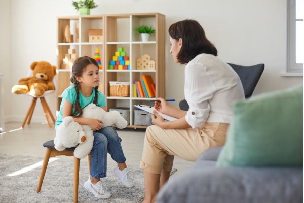 comportamento humano uma mulher de frente para uma criança representando psicanálise