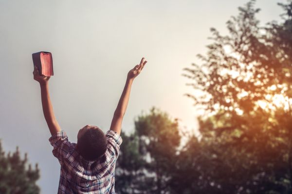 mãos levantadas para o céu
