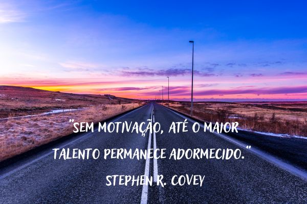 frase de motivação uma estrada com céu azul e rosa
