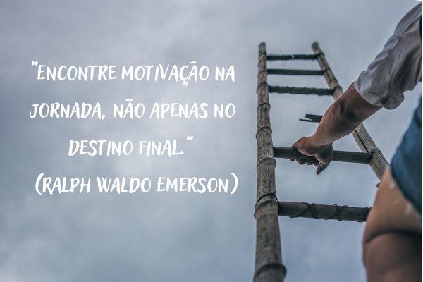 frase de motivação homem subindo uma escada olhando pro céu