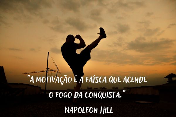 frase de motivação céu azul com homem com pernas levantadas