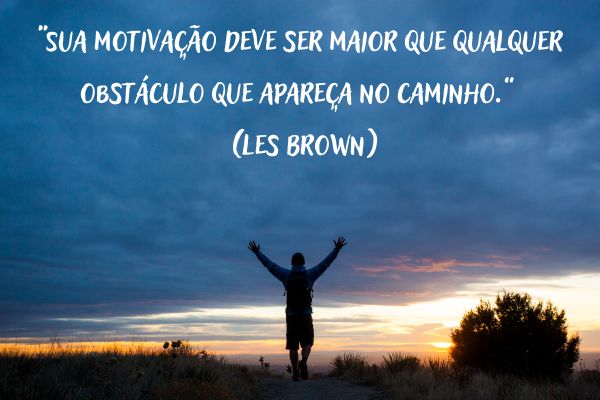 frase de motivação céu nublado com homem esticando braço pro céu