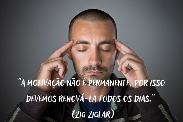 frase de motivação homem com dedos na testa com olho fechado