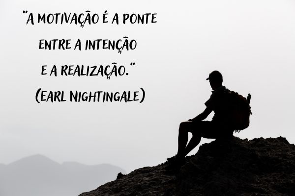 frase de motivação homem sentado numa pedra