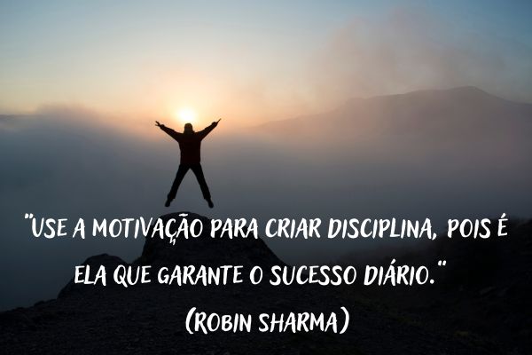 frase de motivação homem pulando com braços abertos em cima de uma pedra olhando para o sol