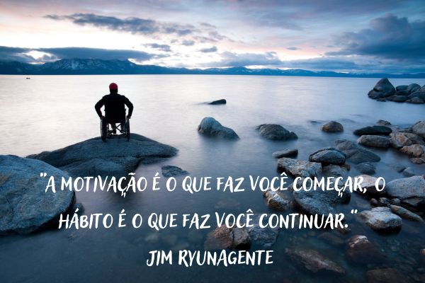 frases de motivação homem na cadeira de rodas em cima de uma pedra vendo o mar