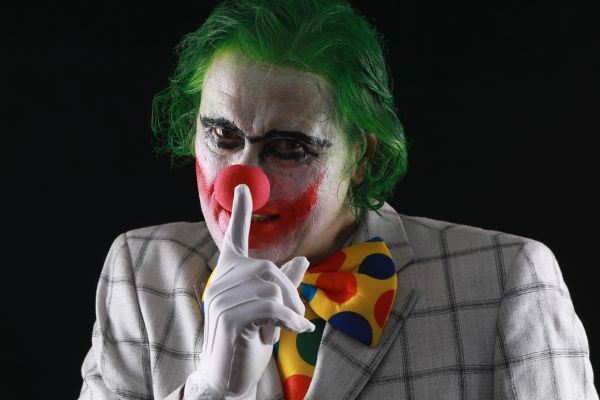 psicopatas coringa fazendo sinal de silêncio com o dedo