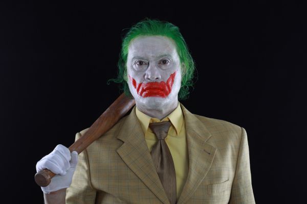 psicopatas coringa segurando bastão de beisebol