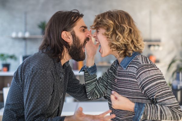 relação tóxica e negativa homem e mulher gritando um com outro representando relacionamento negativo
