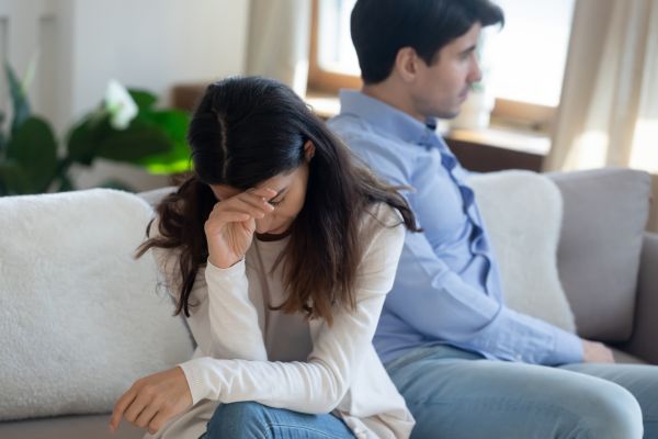 relação tóxica e negativa casal sentado olhando um para cada lado representando relacionamento tóxico