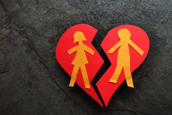 relacionamento duradouro coração repartido ao meio com um boneco feminino e masculino representando separação