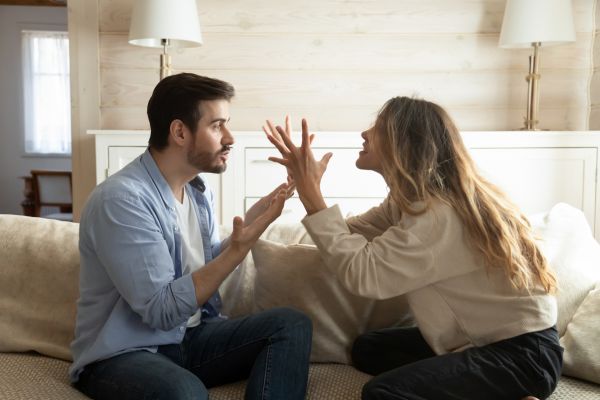 relacionamento negativo homem e mulher com braços levantados discutindo representando relacionamento abusivo