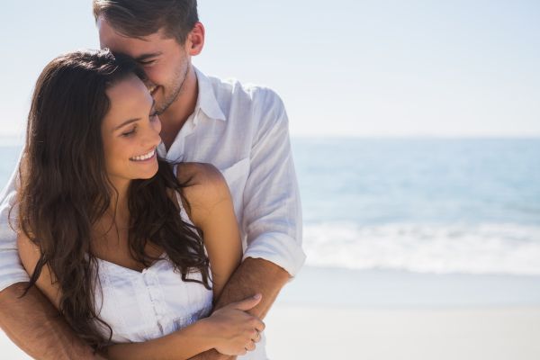 homem e mulher abraçado na praia