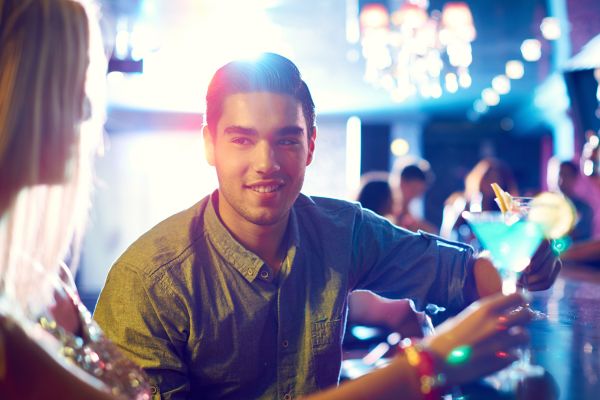 como conquistar uma mulher difícil garoto olhando para a garota na balada