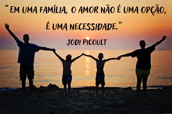 frase de família por do sol com pai, mãe e duas crianças de braços abertos de costas para o mar
