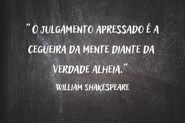 frase de julgamento injusto quadro negro com frase de julgamento injusto
