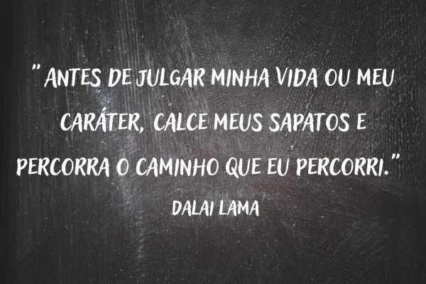 frase de julgamento quadro negro com frase de julgamento