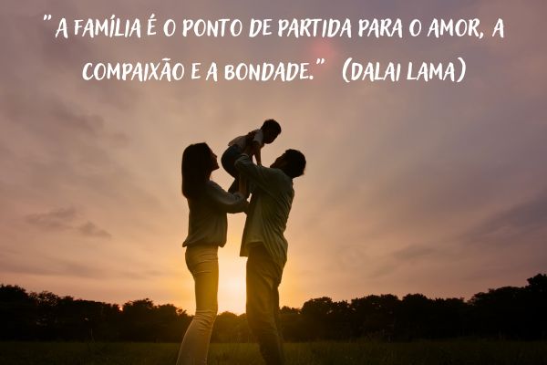 frase familia pai, mãe e com pai levantando um filho junto com a mãe com fundo de por do sol