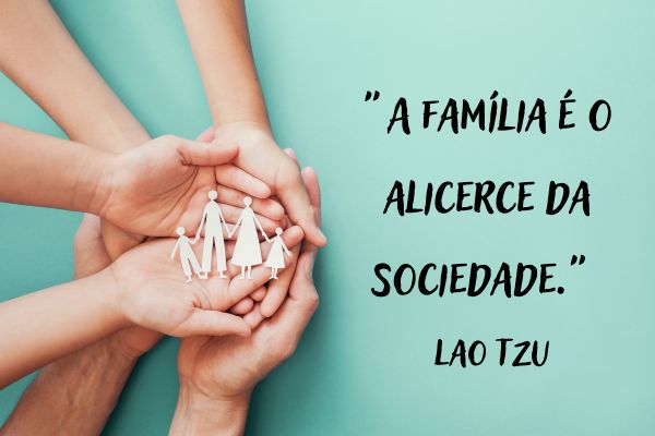 frase sobre família mãos uma em cima da outra e figura de família em cima das mãos com frase ao lado e fundo verde